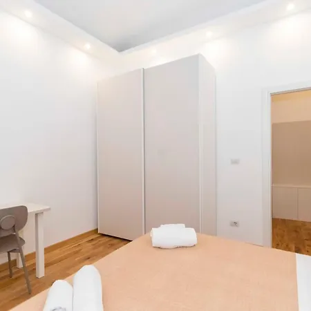 Guesthost - Cenisia District Perosa Roomy Flat Lägenhet