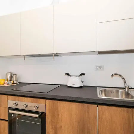 Guesthost - Cenisia District Perosa Roomy Flat Lägenhet