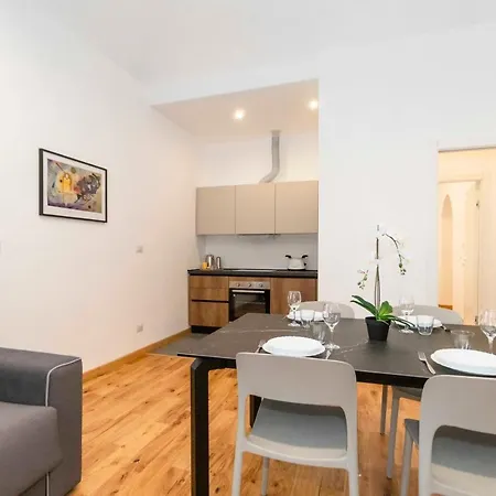 Guesthost - Cenisia District Perosa Roomy Flat Lägenhet Turin