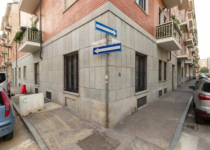 Guesthost - Cenisia District Perosa Roomy Flat Appartamento