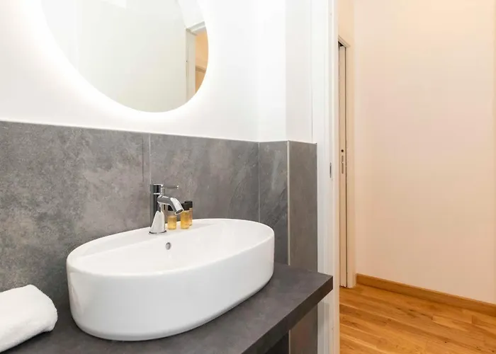 아파트 Guesthost - Cenisia District Perosa Roomy Flat 토리노