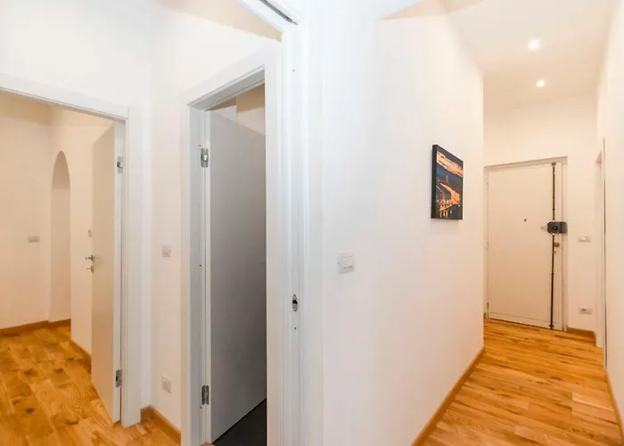 Guesthost - Cenisia District Perosa Roomy Flat Appartamento
