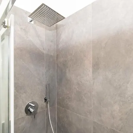 Guesthost - Cenisia District Perosa Roomy Flat 公寓 *