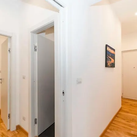 Guesthost - Cenisia District Perosa Roomy Flat Appartamento