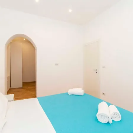 Guesthost - Cenisia District Perosa Roomy Flat * トリノ