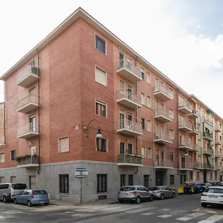 Guesthost - Cenisia District Perosa Roomy Flat アパート トリノ