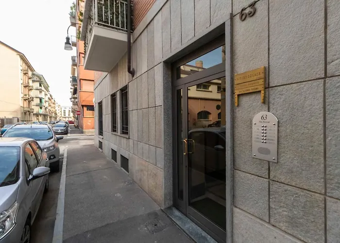 Guesthost - Cenisia District Perosa Roomy Flat Apartment Turin